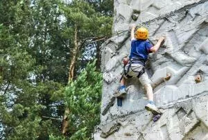 Escalar en un rocódromo, una buena manera de iniciar a los niños en la escalada